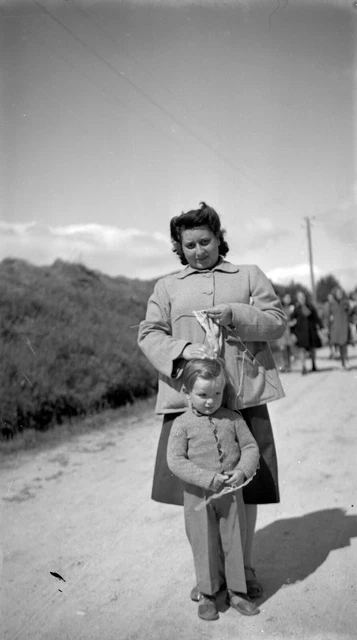 Jeune femme portant enfant bébé - négatif photo ancien an. 1940 50