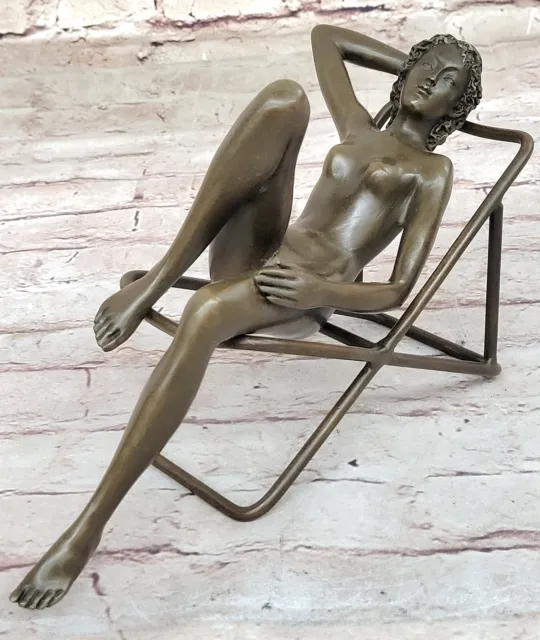 Lost Wachs Methode Skulptur Nackte Frau Entspannend Am Strand Stuhl