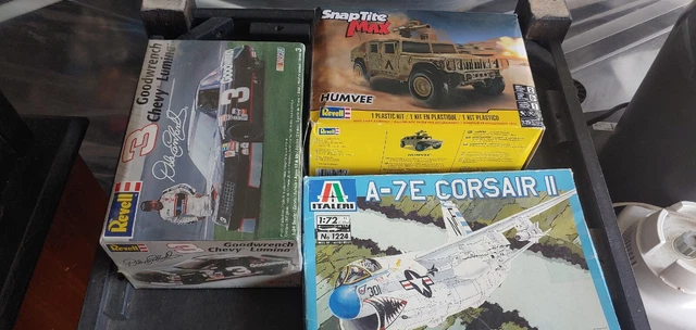 REVELL DALE EARNHARDT , Humvee Snaptite & A-7e Corsair Model Lot. REVELL DALE EARNHARDT , Humvee Snaptite & A-7e Corsair Model Lot.