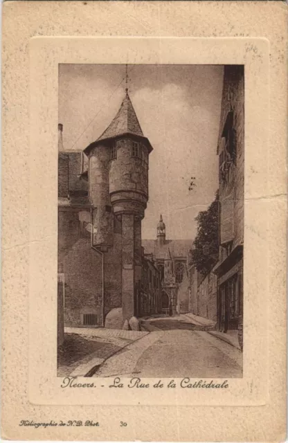 CPA NEVERS Rue de la Cathedrale (989327)
