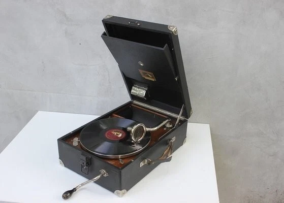 Grammofono portatile a manovella "La voce del padrone" HMV 101 verde , anni 30'