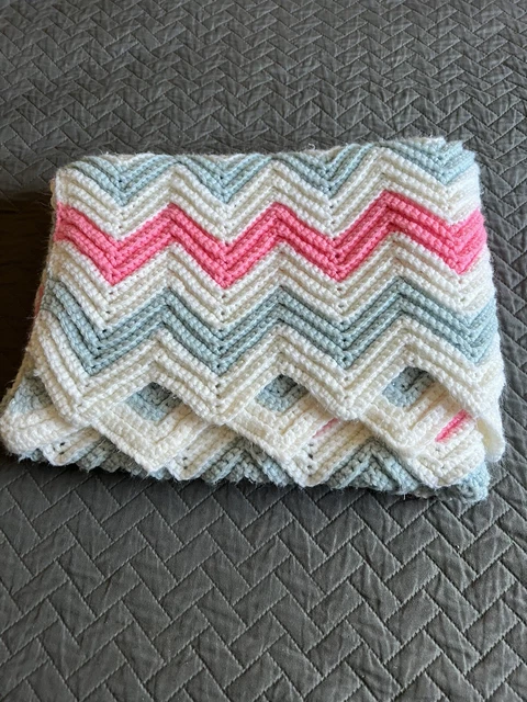 Manta para bebé de crochet afgano tejido rosa azul blanco Chevron48"" X 31"" hecha a mano