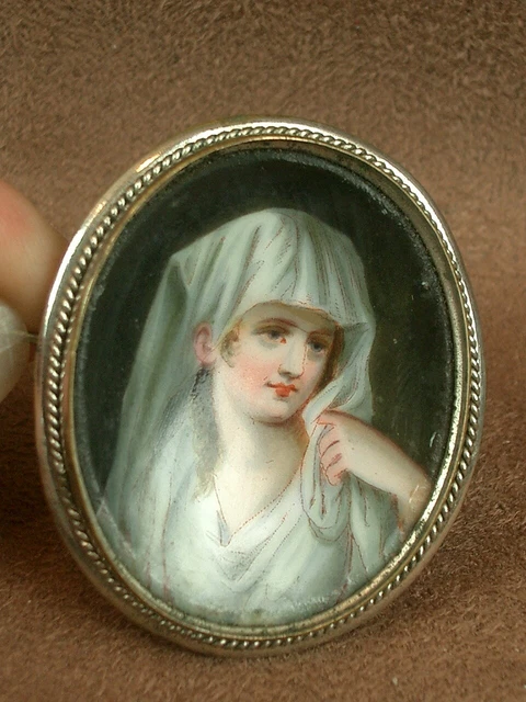 Poupée. Broche en perles Poupées . Broches amusantes. Broche en crstal