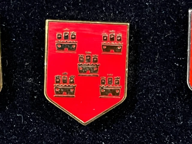Insigne Militaire Avec Un Char Sur Bouclier Emblème De L'armée Avec Des