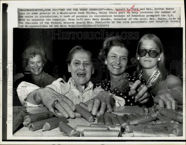 1974 Press Photo Betty Ford and Mrs. Arthur Burns turn in pennies at bank, DC