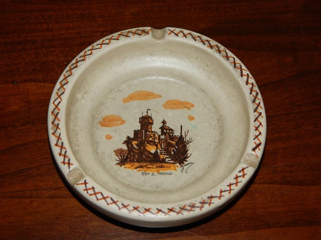 Posacenere rotondo in ceramica decorata a mano da ceramisti siciliani