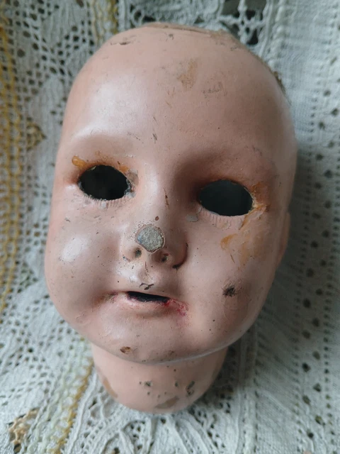 Poupée ancienne à tête en carton bouilli et yeux dormeurs. H : 69 cm