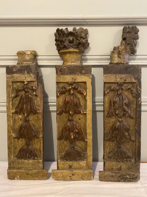 3 éléments de boiseries en chêne sculpté en bas relief d’époque XVII ème siècle