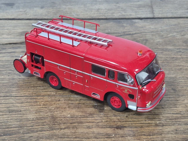Le Combi Volkswagen pompiers en miniature de Solido au 1/43e incomplet