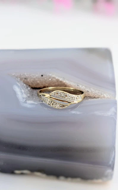 Bague Or 375/1000 (9 Carats) Avec 2 Lignes De Petits Diamants Microsertis - Poids 1,40g, Occasion