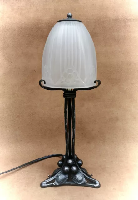 SONOVER : Lampe art déco fer forgé  1930 tulipe pâte verre pressé signée