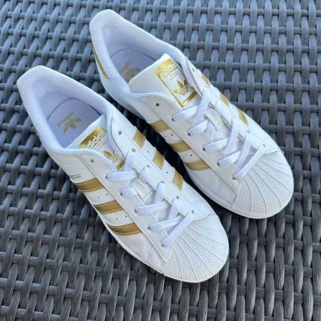 ADIDAS SUPERSTAR J White Gold Stripes Big Kid s Athletic Shoes B39402 Size 4.5 39.99 PicClick