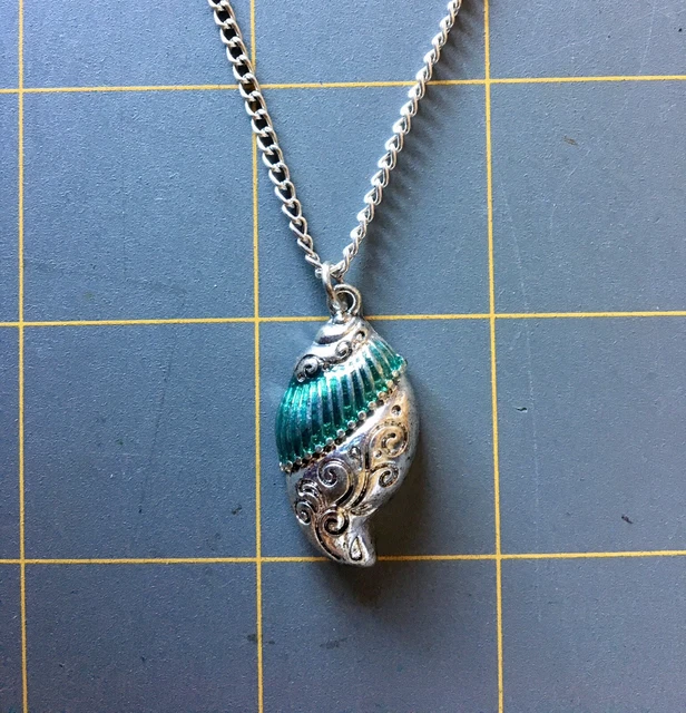 CHARMING CHARLIE TURQUOISE BURNISHED SHELL Pendant & Silver Necklace 20" CHAIN