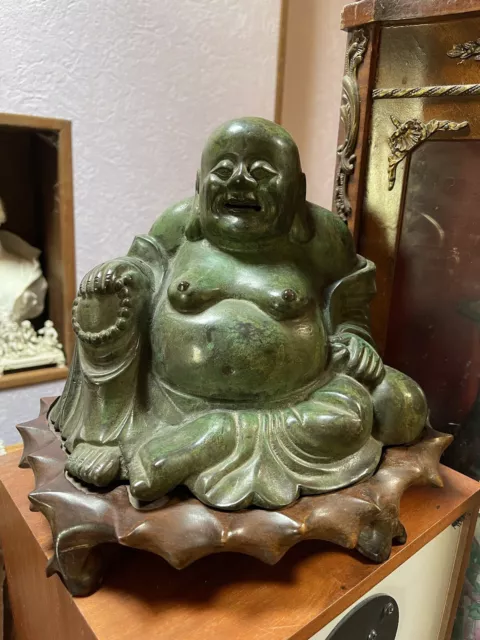 Statuette Buddha Bronze mit Patina Grüner China Auf Sockel Holz Zeit Art Déco