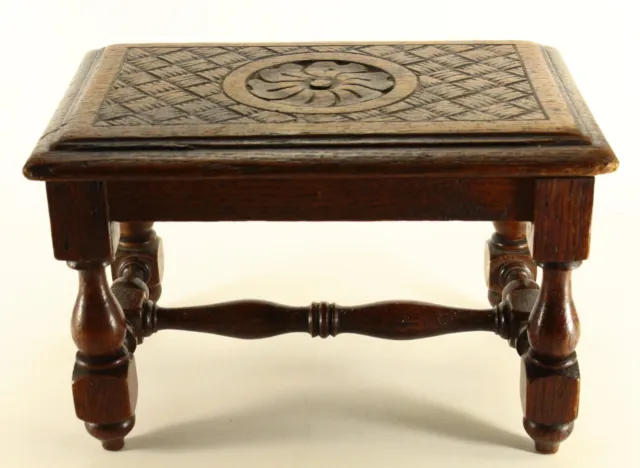 = Antiguo taburete de comida de roble tallado victoriano del siglo XIX banco pequeño con pies volteados