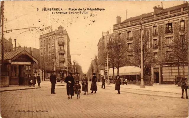 CPA LE PERREUX Place de la Republique et Avenue Ledru-Rollin (600260)