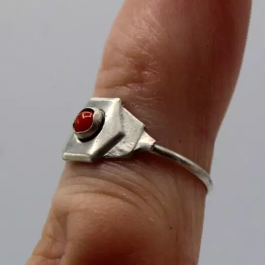 Ancienne Bague Enfant Art Déco en Argent Massif et Cabochon de Corail Rouge T.41