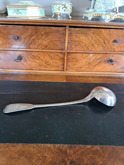 Louche à punch en argent, le manche en bois tourné. Poids brut: 50g, on