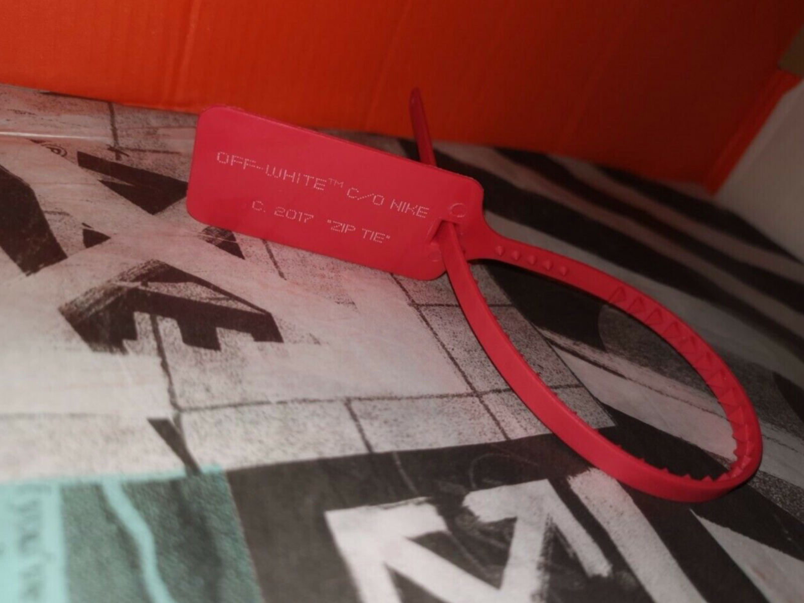 nike off white zip tie