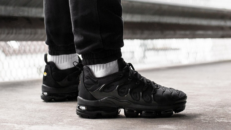 air max vapormax plus all black