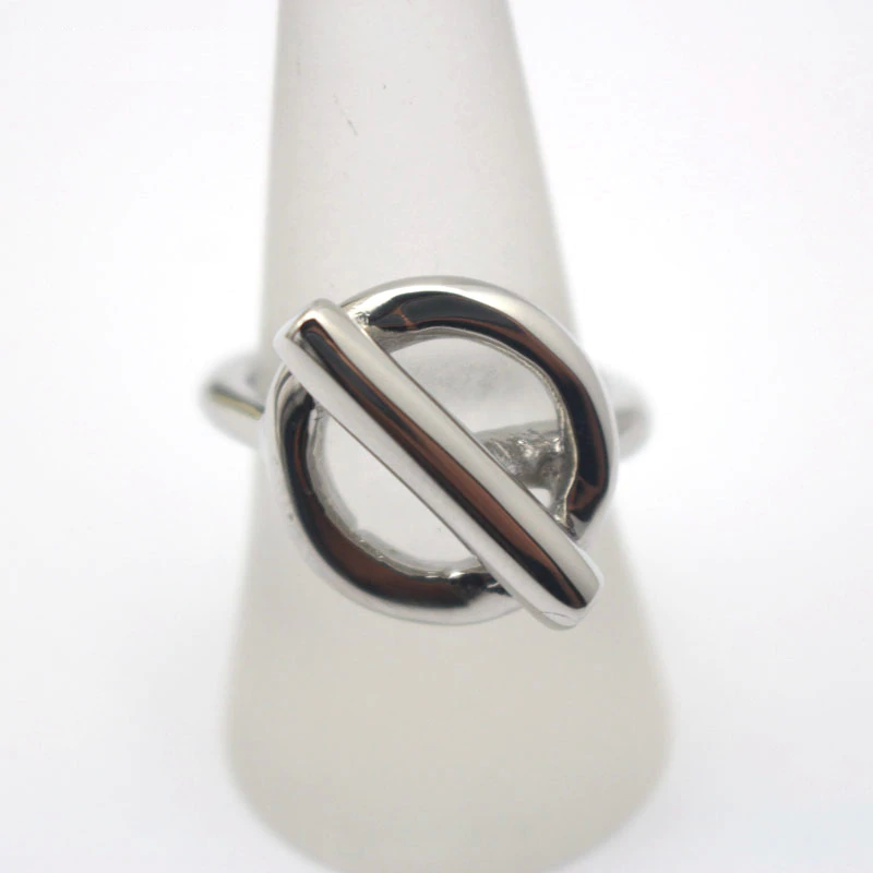 bague en argent avec un rond bague en argent avec un rond