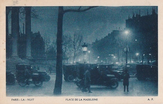CPA PARIS 8e LA NUIT - Place de la Madeleine - Colonnes - Voitures - Années 1930