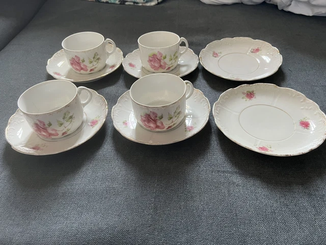 tasses à café anciennes et leur soucoupe