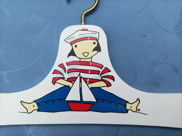 Cintre pour vêtements enfant à décor de marinette Bretonne. Neuf.