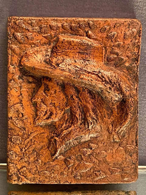 Sujet en terre cuite bas relief au profil d'homme au chapeau signé et daté