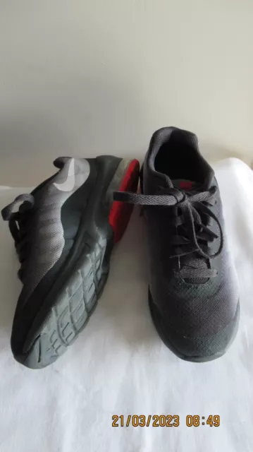 Boys nike trainers Black/Grey size u.k 3