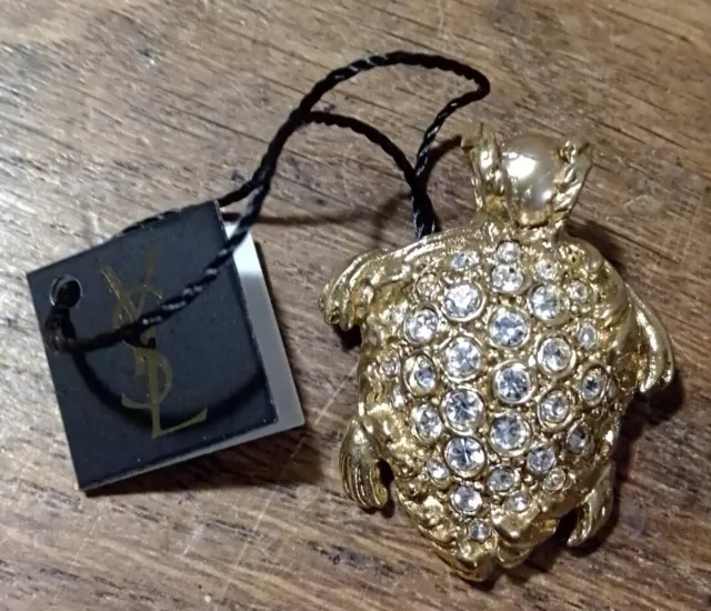 Jolie Broche Yves Saint Laurent En Metal Dore Et Strass En Forme De Tortue