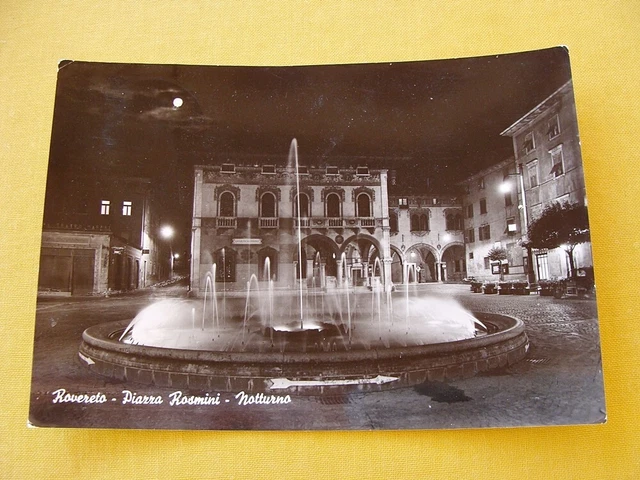 (FG.R51) ROVERETO - PIAZZA ROSMINI e FONTANA, notturno (vg 1959, ediz. Plazzer)