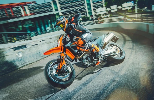 Motorrad Vergleich KTM 690 SMC R 2022 Vs. Husqvarna 701 Supermoto 2026