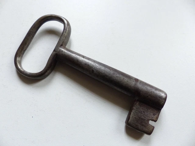 BELLE CLE CLEF ANCIENNE en FER FORGE EPOQUE ? ANTIQUE KEY ( #13 )