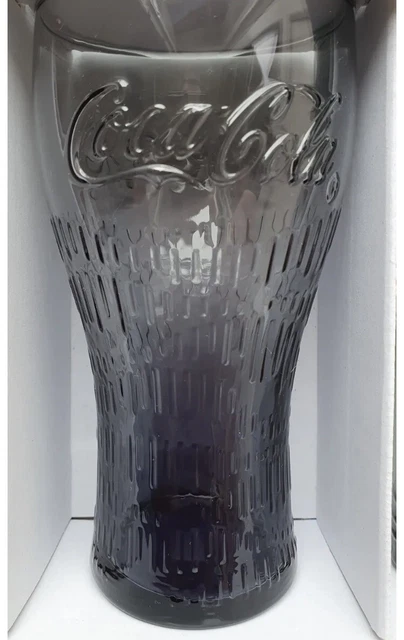 Boire un verre de coca cola Banque d'images détourées - Alamy