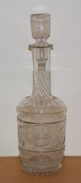 Ancienne carafe en verre moulée