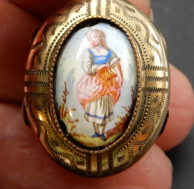 Broche Vintage En Porcelaine Avec Médaillon - Scène Romantique Dorée - Rare - Occasion