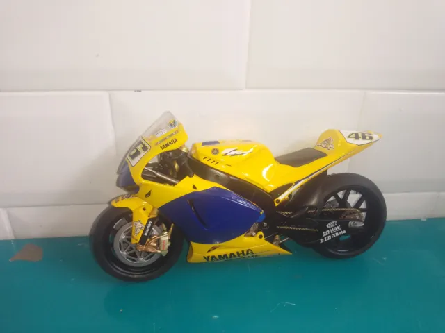 0705235 moto miniature altaya 1/12 Yamaha YZR-M1 #46 Valentino Rossi 2006
