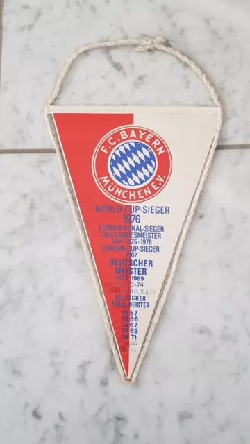 WIMPEL des FC BAYERN MÜNCHEN von 1980 Maße 26 cm x 17 cm Dreieck