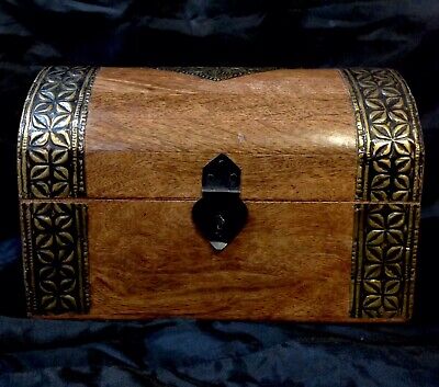 Caja con forma de cofre del tesoro, decoración de metal color latón, antigua caja de madera exótica