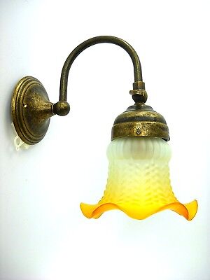 Applique lampada da parete in ottone brunito anticato con vetro bianco ambra