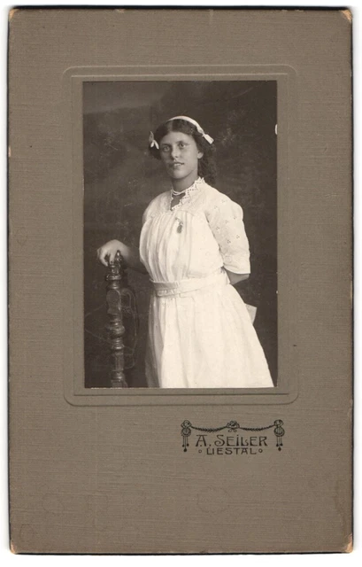 Fotografie A. Seiler, Liestal, Junge Dame im weißen Kleid CDV /Kabinett-Foto