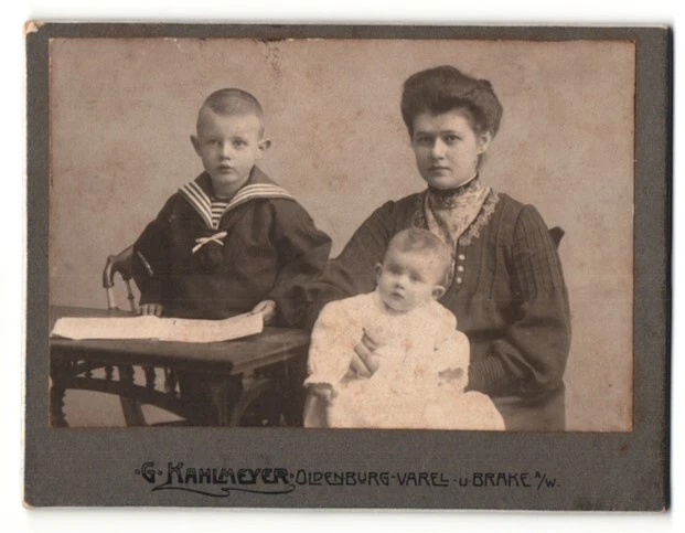 Fotografie G. Kahlmeyer, Brake a / W., Portrait junge Dame mit zwei Kindern am