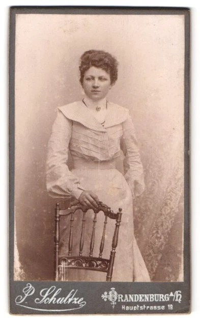Fotografie P. Schultze, Brandenburg a. H., Hauptstr. 19, junge Dame im gestreif