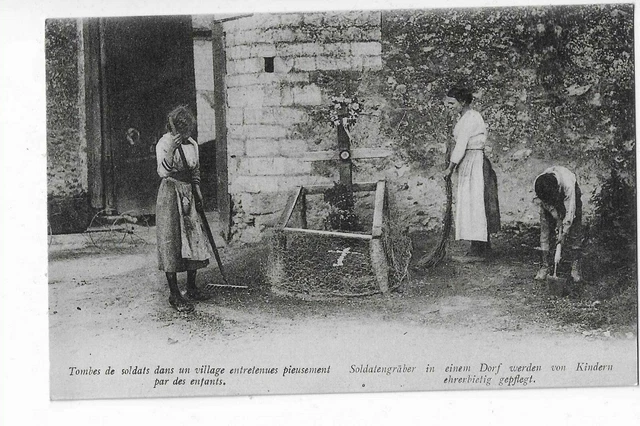 Militaire 1914  Tombes De Soldats Dans Un Village Entretenues Par Les Enfants
