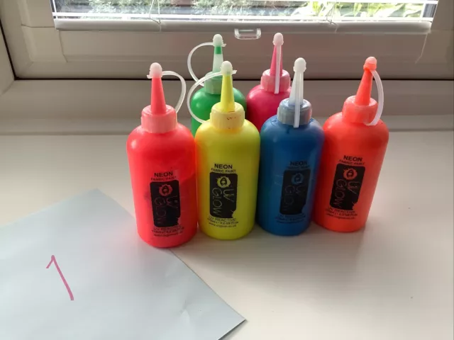 Pintura de tela que brilla en la oscuridad Uv pintura de tela brillante 6 x 175 ml tubos. Pieza usada