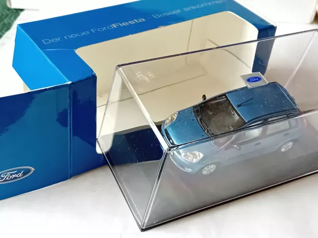 Minichamps Ford Fiesta MK5 . 5 portes. 1/43. Bleu métal . État neuf. Boîte.