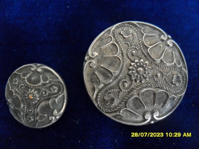 Lot de 2 boutons ART NOUVEAU. cuivre argenté. 14 et 22 mm