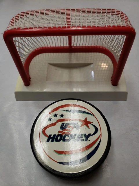 1997 - Fotoball Sports USA Hockey NHL NHLPA Commemorative Puck & Net Display 1997 - Fotoball Sports USA Hockey NHL NHLPA Commemorative Puck & Net Display