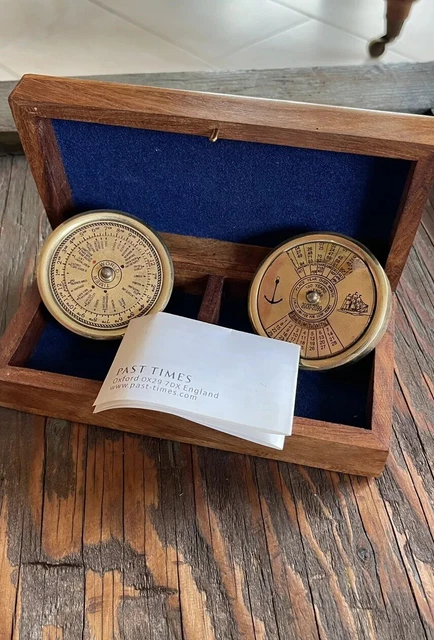 ANTIKER HANDGEFERTIGTER 100 Jahre Kalender Kompass Messing + World